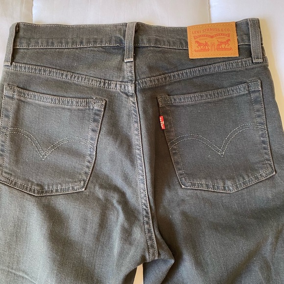 Levis Wedgie Fit Straight Raw Hem in Washed Black - Picture 7 of 7